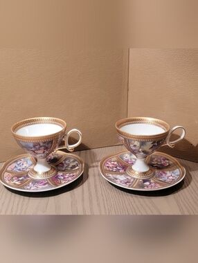 ARTI - M  A PAIR OF  Gold-Trim Porcelain Tea Cups AND SAUCERS  With BOX